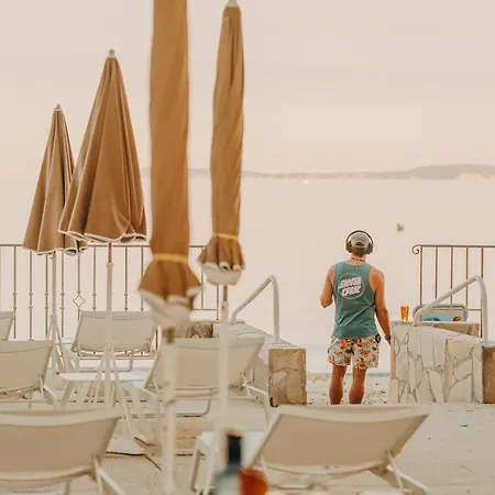 Hotel De La 3*