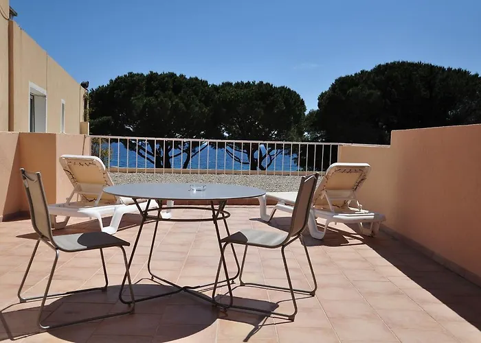 Отель De La Ле-Лаванду