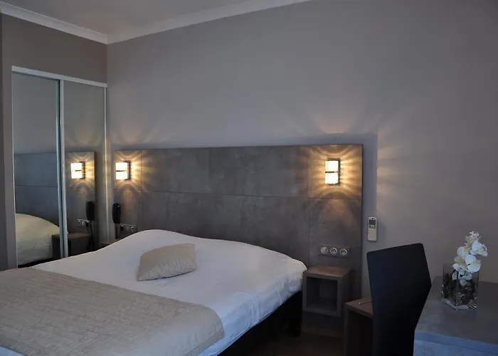 Отель De La Ле-Лаванду