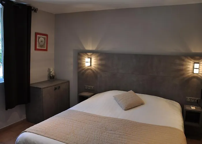 Отель De La Ле-Лаванду