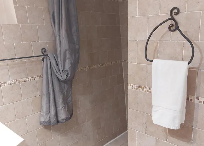 Отель De La Ле-Лаванду